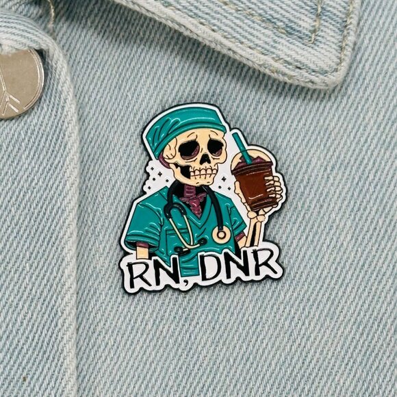✨RN DNR Enamel Pin Metal Skeleton Funny Brooch Halloween Healthcare Worker New✨ - Picture 1 of 5